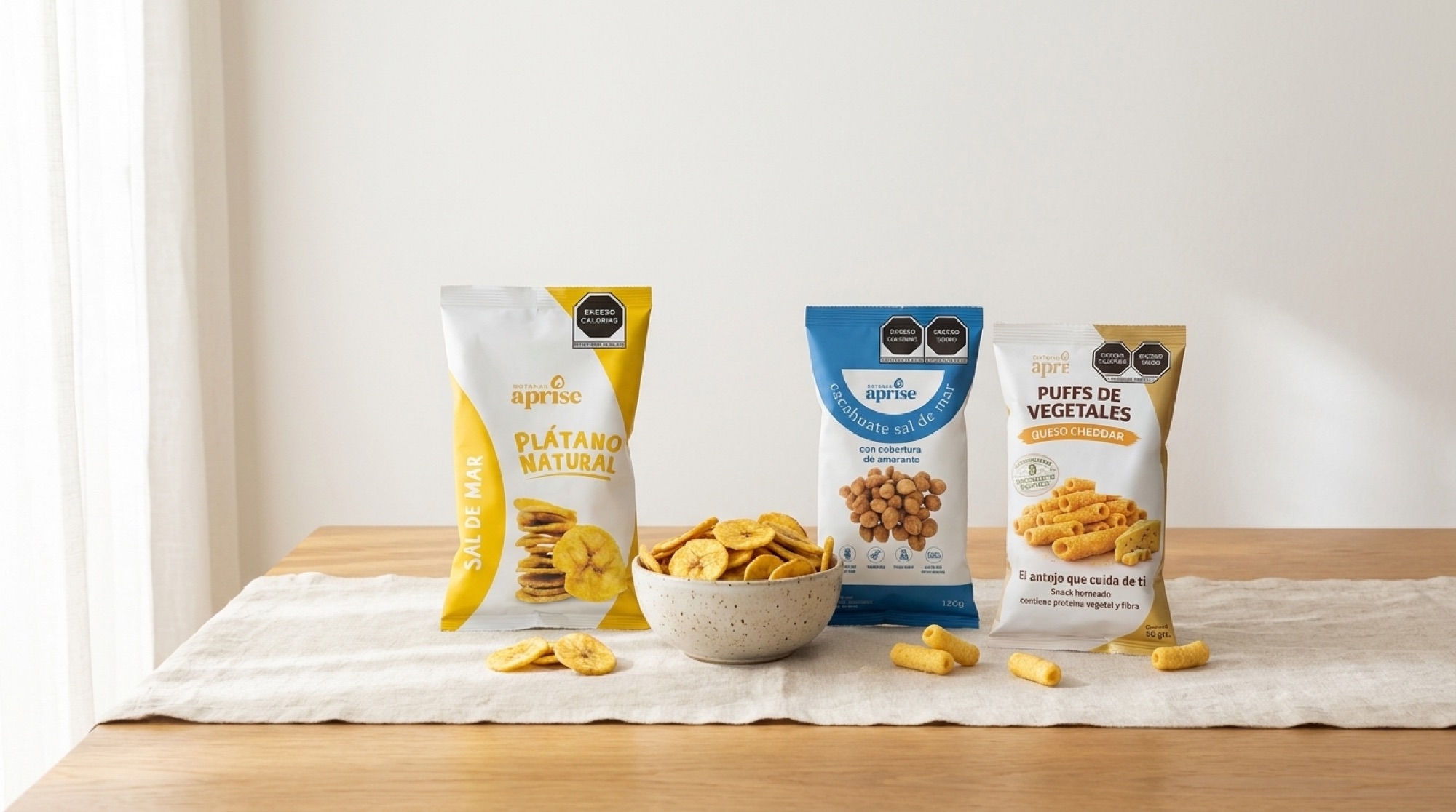 Snacks APRISE sobre mesa de madera con luz natural